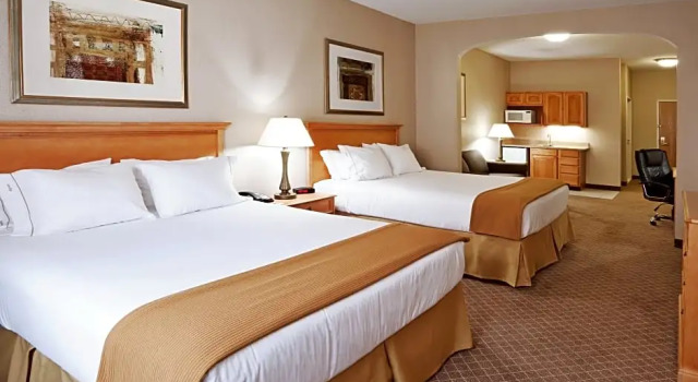 Шестиместный люкс с 2 комнатами Holiday Inn Express Hotel & Suites Chesterfield - Selfridge Area by IHG