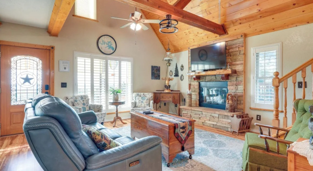 Коттедж Pet-friendly Canyon Lake Cabin, 1 Mi to Water!