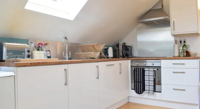 Modern 2 Bedroom Maisonette
