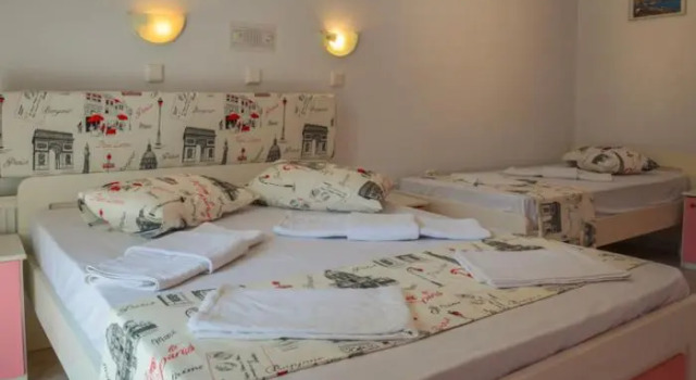 Четырёхместный номер Standard с балконом и с красивым видом из окна Ellas Hotel