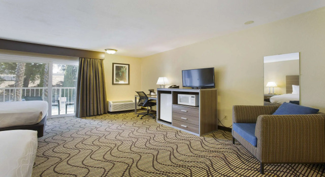 Четырёхместный номер Standard SureStay Plus Hotel by Best Western Sacramento North