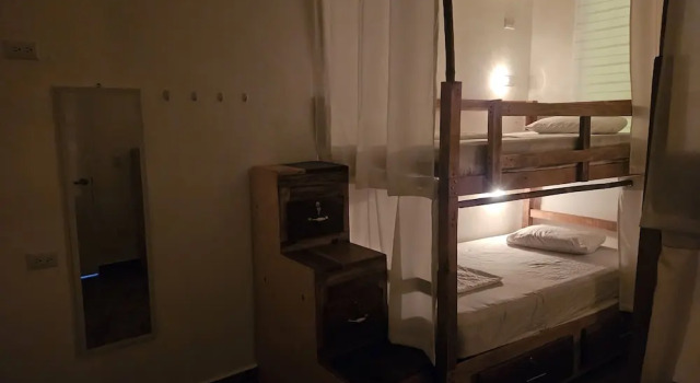 Кровать в общем номере рядом с пляжем Sunset Surf Villa