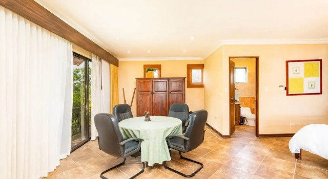 Luxurios Beachfront Villa on Flamingo Beach with Daily Maid and Security, Rezerwuj Willa Hotele w Guanacaste z parkingiem, Parking