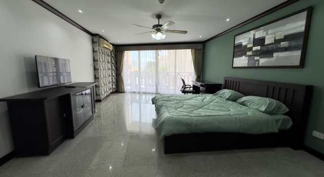 Spacious 2BR Condo - 3 Balconies & Green Views, Забронировать Апартаменты/квартира Паттайя провинция Чонбури