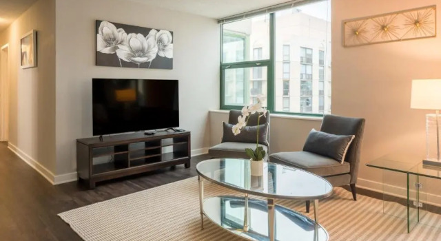 3BR 2BA Captivating Penthouse with Views Pool & Gym, Varaa Hotelli Near North Side 