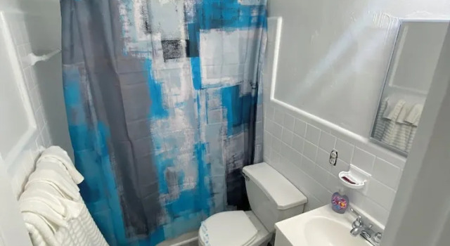 Люкс с видом на бассейн Uptown Inn & Suites