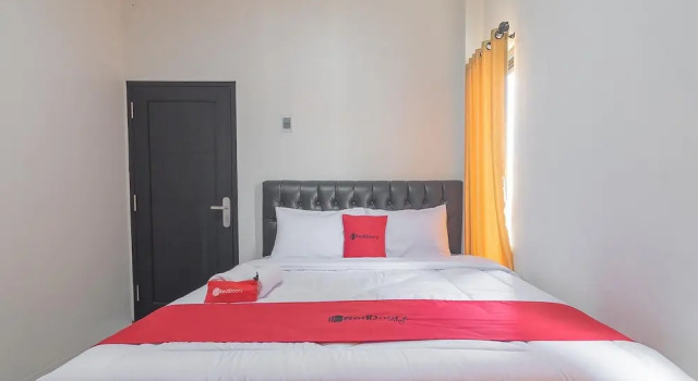RedDoorz Plus @ Kesambi Street Cirebon, Boek Hotel 3-sterren hotels in North Cirebon, in de buurt van Kanoman Palace, 3*