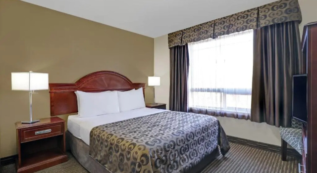 Двухместный люкс с 2 комнатами SureStay Plus Hotel by Best Western Drumheller