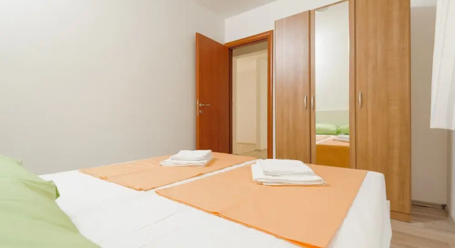 A4 - Spacious apt With the sea View & use of Pool, Rezerwuj Apartament Hotele w Strožanac z parkingiem, Parking