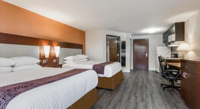 Четырёхместный люкс Days Inn & Suites by Wyndham Rocky Mount Golden East