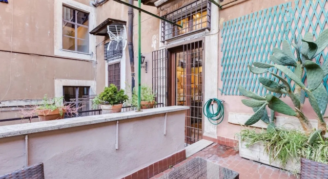 Large and Comfortable 6 Guests Flat in Trastevere, Забронировать Отель Трастевере Рим, рядом с Уста истины
