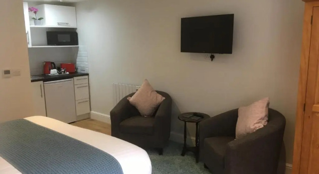 Trumbles Gatwick B&B, Peaceful Stay with Parking & Easy Airport Access, Забронировать Отель «постель и завтрак» Отели Исторического графства Суссекса с парковкой, Парковка