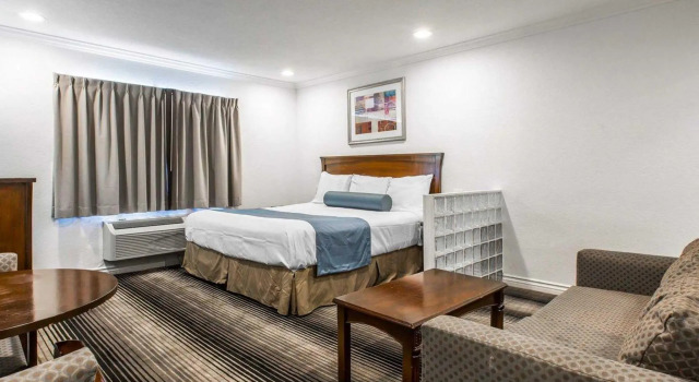 Люкс Rodeway Inn & Suites Pacific Coast Highway