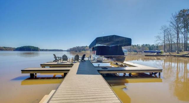Коттедж Lakefront Lake Oconee Home: Boat Dock + Hot Tub