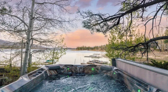 Shoreline Lakehouse by Avantstay Majestic Lakefront Cabin w/ Hot Tub & Fire Pit!