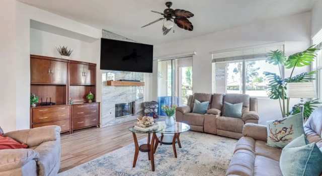 On Golf Course: Quiet Indio Home w/ Pool Access!, Забронировать Дом для отпуска Отели Индио с парковкой, рядом с Загородный клуб Indian Palms, Парковка