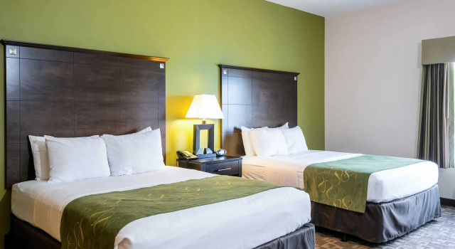 Четырёхместный номер Standard Comfort Suites Lake City