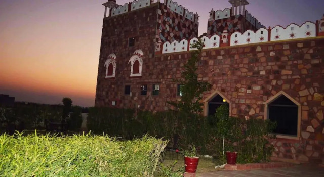 Red Rock, Boek Hotel Garna Rajasthan