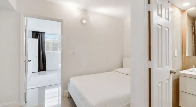 1 Bedroom +den Bay View Or620