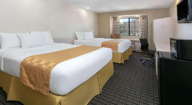 Четырёхместный номер Standard Travelodge by Wyndham Arlington/Dallas Area