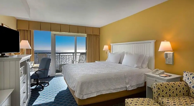 Люкс с 2 комнатами oceanfront Hampton Inn & Suites Myrtle Beach Oceanfront
