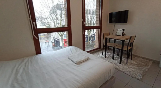 Joli studio récent, plein centre de Chaville, Book Hotel  