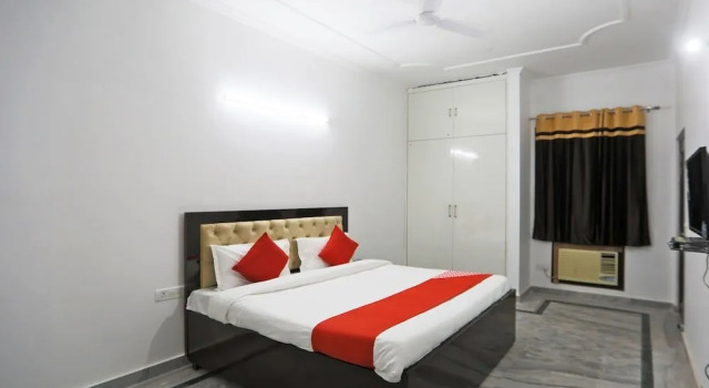 OYO 48900 Grand & Epic Inn, Забронировать Отель Нойда штат Уттар-Прадеш