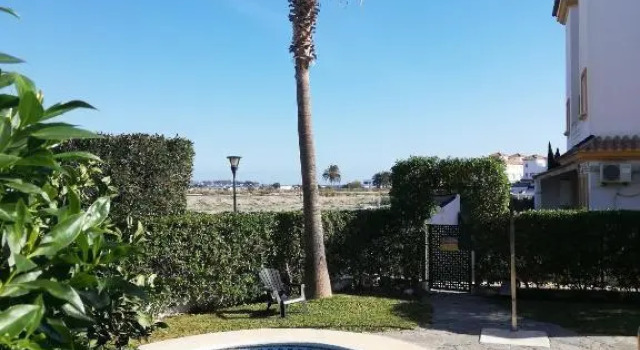 LUJOSO ADOSADO de TRES HABITACIONES en VERA PLAYA A 200 METROS DEL MAR