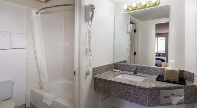 Четырёхместный номер Standard Cedar Valley Inn