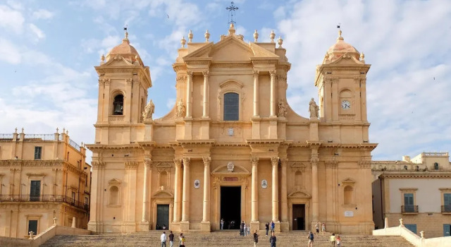 Beautiful Apartment in Noto With Wifi and 2 Bedrooms, Book Apartment Hotels in Sicily with Parking, Parking