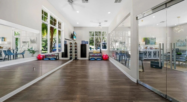 Коттедж Stylish 2BR 2BA w Pool Gym Near Airport 3
