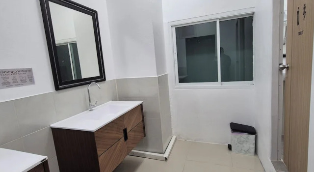 Кровать в общем номере (мужской номер) с балконом Hotel The Journey Patong New