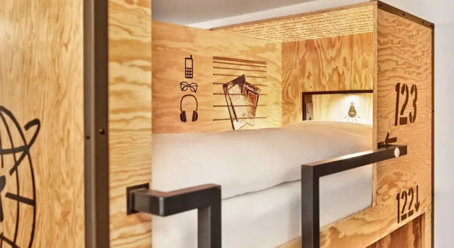 Кровать в общем номере H+ Hotel Wien