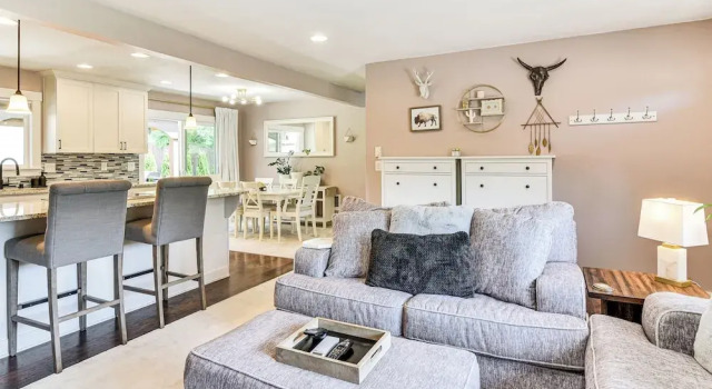 7 Mi to Vancouver Waterfront: Sleek Home w/ Yard!, Забронировать Дом для отпуска Ванкувер Willamette Valley