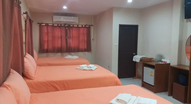 Кровать в общем номере Chortip Resort