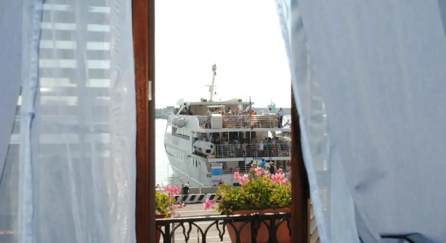 Standard Doppel Zimmer mit Balkon Petit Hotel
