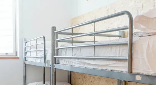 Кровать в общем номере Albergue Las Salinas
