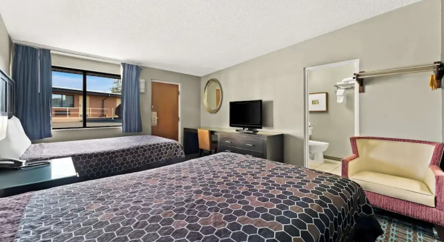 Четырёхместный номер Standard с видом на горы Knights Inn Montgomeryville