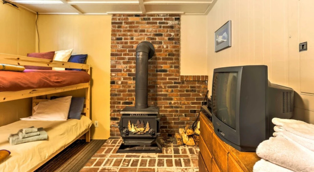 Коттедж Riverside Winthrop Chalet w/ Hot Tub & 2 Decks!