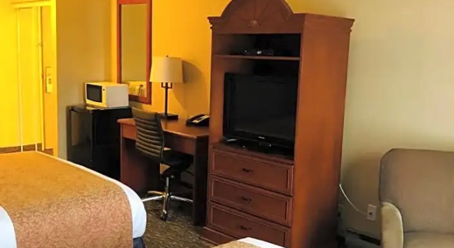Четырёхместный номер Deluxe Anchor Inn & Suites, BW Signature Collection