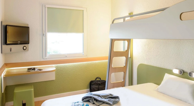 Четырёхместный семейный номер Standard ibis budget Chateaudun