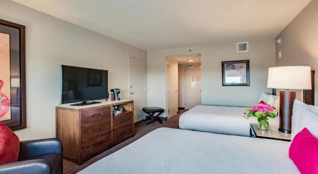 Четырёхместный номер Standard Overton Hotel and Conference Center