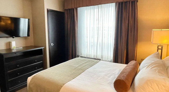 Двухместный люкс с 2 комнатами Best Western Plus Okotoks Inn & Suites
