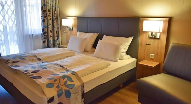 Cafe-Hotel Altreuter, Забронировать Отель Нёрдлинген Романтическая дорога, рядом с Augenblick Museum for Optical and Acoustic Attractions