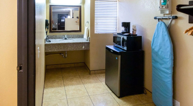 Четырёхместный люкс Econo Lodge Inn & Suites Fallbrook Downtown