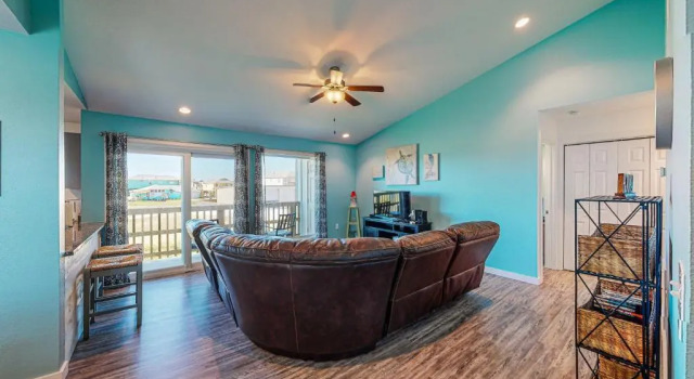 AH-D213 Newly Remodeled Second Floor Condo, Near Shared Community Pool