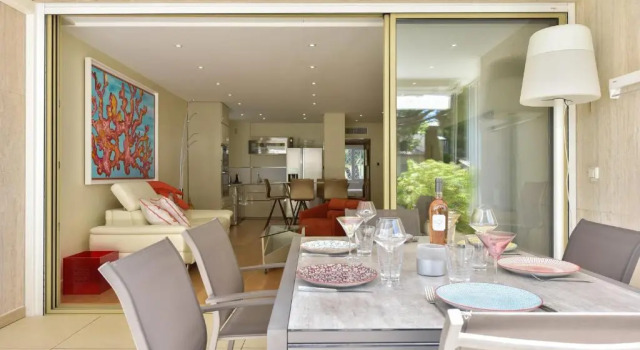 Апартаменты SERRENDY Luxury accommodation large terrace walk to the beaches