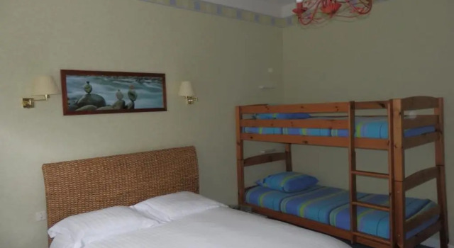 Четырёхместный номер Standard Logis Hotel De La Corniche