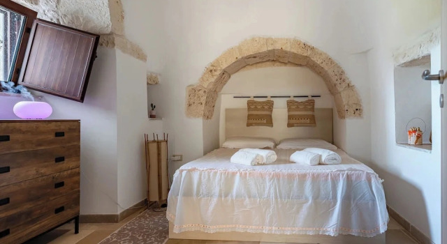 Trullo Conosolo With Pool, Book Villa Sommerhuse i Valle d'Itria, Hytte