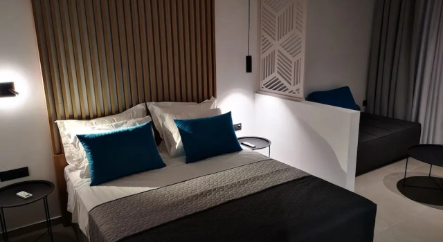 Люкс с балконом и с красивым видом из окна Zoes Hotel & Suites